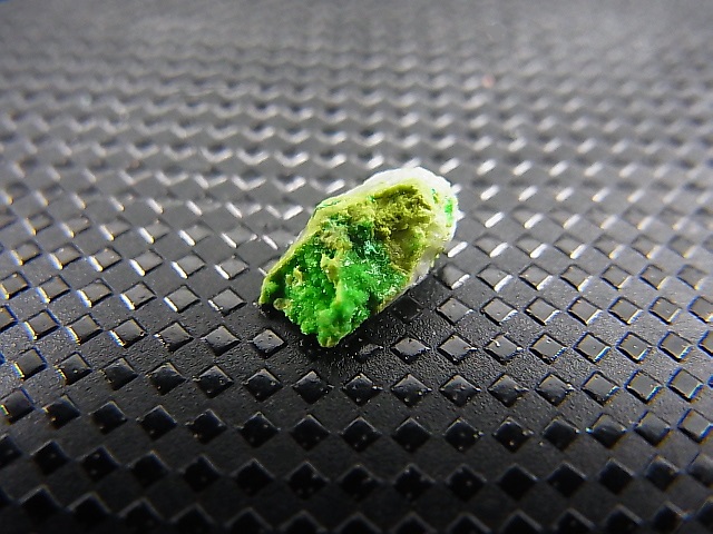 画像: ナミビア・ツメブ鉱山産アルセノツメバイト結晶原石 0.9カラット