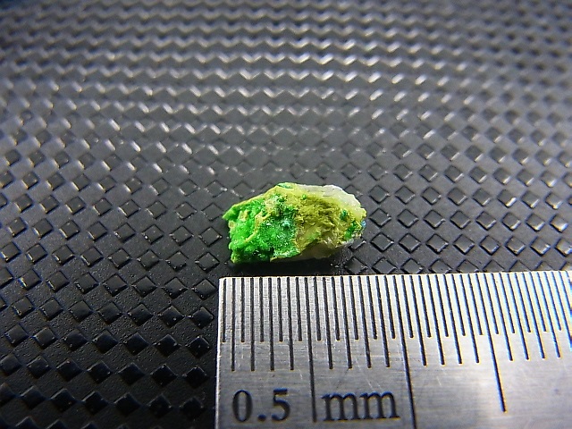 画像: ナミビア・ツメブ鉱山産アルセノツメバイト結晶原石 0.9カラット