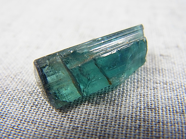 画像: アフガニスタン産ブルートルマリン柱状結晶 11.9カラット
