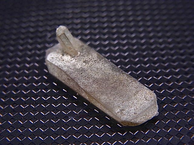 画像: ドイツ・ザクセン州産クローライト入りグリーン水晶（タビー型ＤＴ/貫入） 1.2g