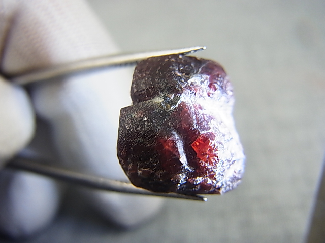 画像: フィンランド・ヘルシンキ産アルマンディンガーネット双晶原石 4.1g