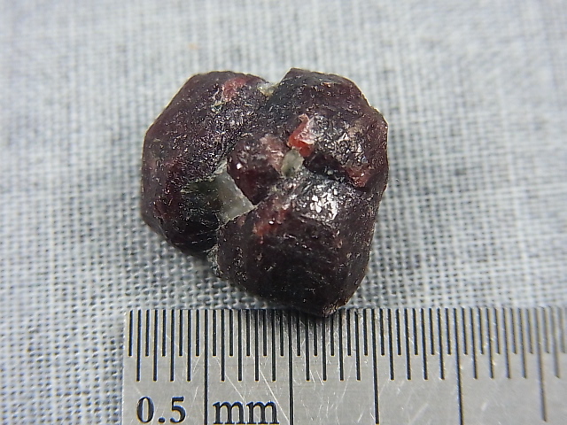 画像: フィンランド・ヘルシンキ産アルマンディンガーネット双晶原石 4.1g