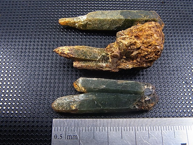 画像: 柿野鉱山産緑水晶（ヘデンベルガイト/緑閃石入りインターフェレンス型） 3点セット トータル 19.1g