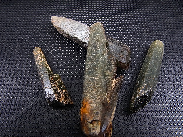 画像: 柿野鉱山産緑水晶（ヘデンベルガイト/緑閃石入りインターフェレンス型） 3点セット トータル 20.6g