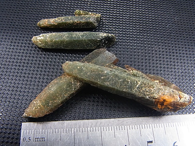 画像: 柿野鉱山産緑水晶（ヘデンベルガイト/緑閃石入りインターフェレンス型） 3点セット トータル 20.6g