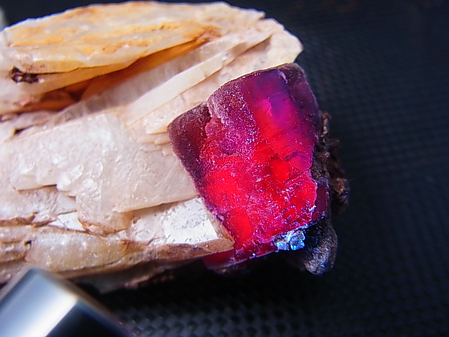 画像2: メキシコ・オハエラ鉱山産フローライト原石（赤色蛍光） 98.8g