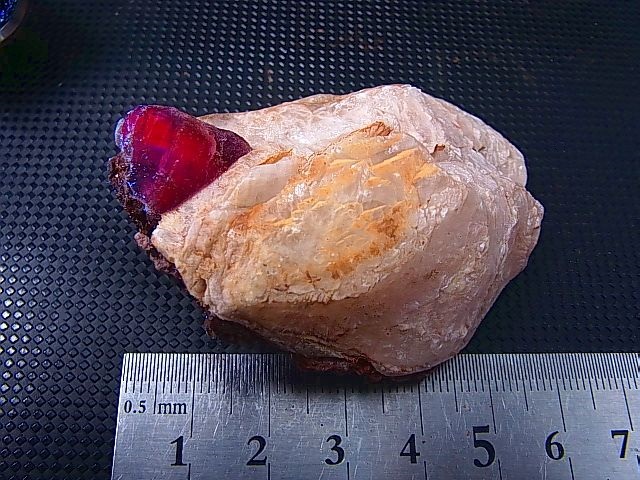 画像: メキシコ・オハエラ鉱山産フローライト原石（赤色蛍光） 98.8g