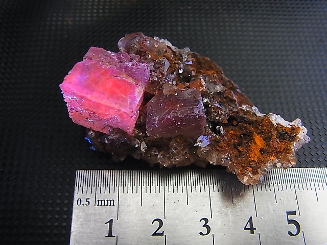 メキシコ・オハエラ鉱山産フローライト原石（赤色蛍光） 25.0g