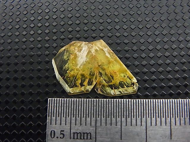 画像: マダガスカル産クリソベリル双晶(macle) 3.5カラット