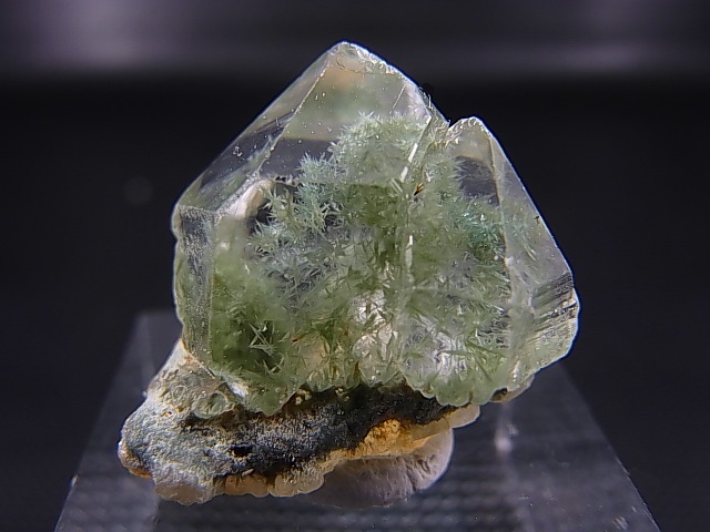 トロレアイト ピラミッド型 ブラジル産 【グラデーションキラキラブルー 】 トロレアイト ピラミッド型 ブラジル産 【グラデーション