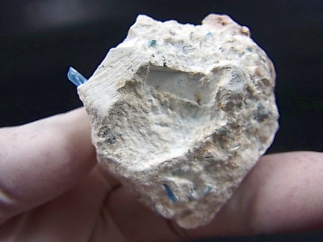 画像: ベトナム・タインホア産宝石品質アクアマリン付きカオリナイト 50.9g