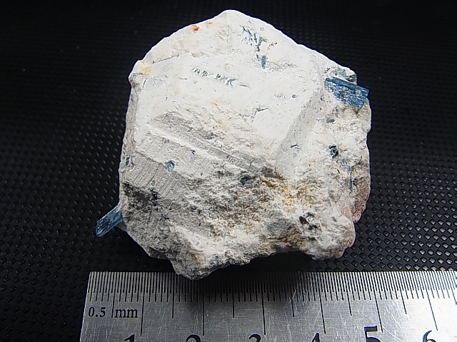 画像: ベトナム・タインホア産宝石品質アクアマリン付きカオリナイト 50.9g