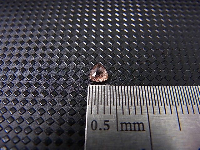 画像: パキスタン産アキシナイト・ルース 0.1カラット