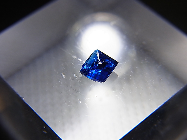 画像: ジンバブエ産ユークレース研磨原石（ダークインディゴ）  0.2カラット