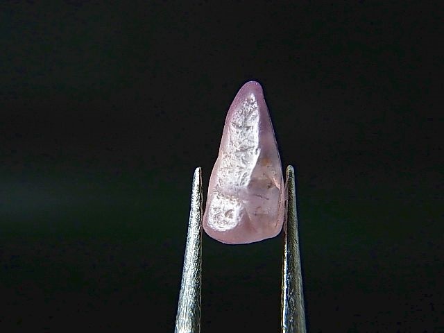 画像: スリランカ産ピンクサファイア原石（犬牙型） 1.7カラット