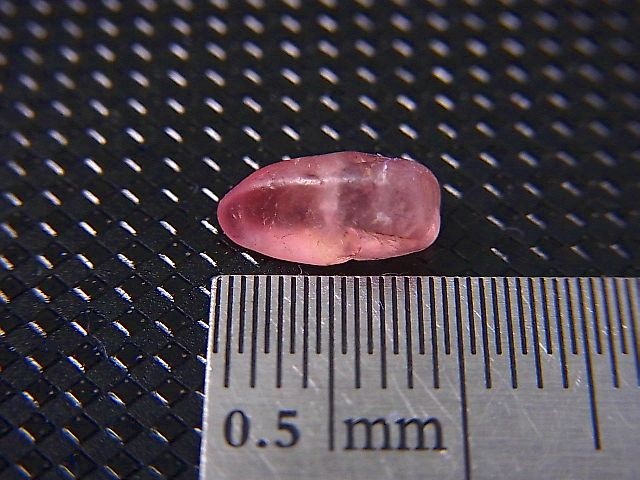画像: スリランカ産ピンクサファイア原石（犬牙型） 1.7カラット