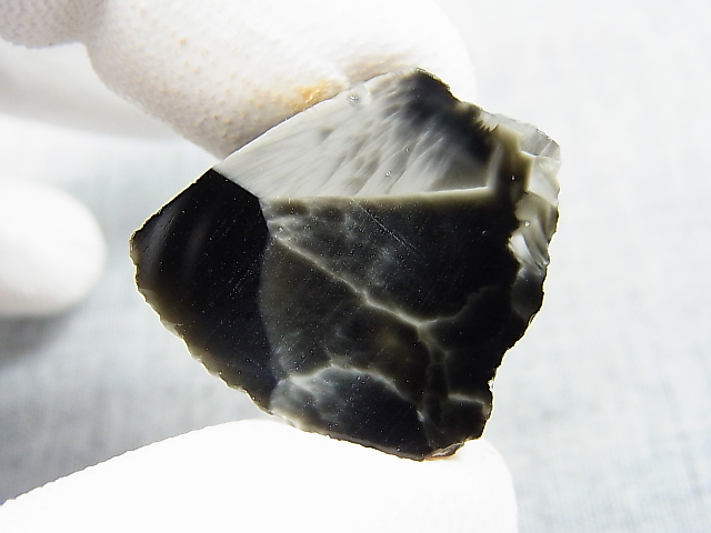 画像: ヴィクトリアストーン（飯盛ラボストーンIL-stone）レアカラー：ブラック原石（片面研磨） 26.5カラット