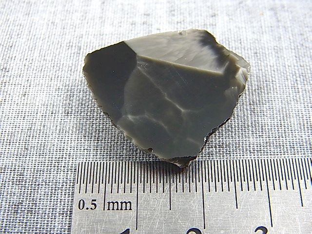 画像: ヴィクトリアストーン（飯盛ラボストーンIL-stone）レアカラー：ブラック原石（片面研磨） 26.5カラット