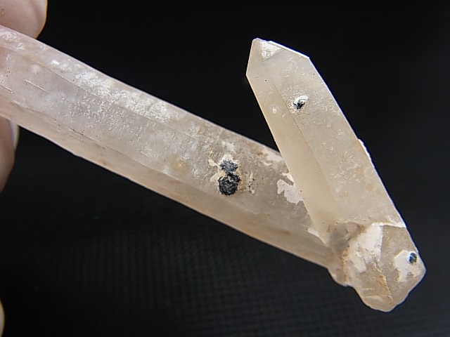 画像: 内モンゴル産アイアンローズ付きピンク水晶（レーザー型/連晶） 20.8g