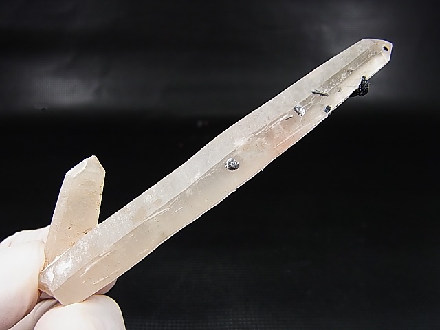 画像: 内モンゴル産アイアンローズ付きピンク水晶（レーザー型/連晶） 20.8g