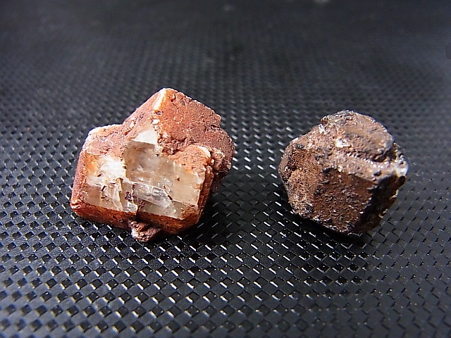 画像: 三宅島産アノーサイト（灰長石）原石（1面研磨） 2点セット トータル 7.8g