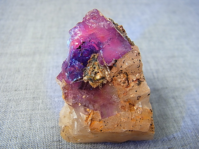 メキシコ・オハエラ鉱山産フローライト原石（赤色蛍光） 47.2g