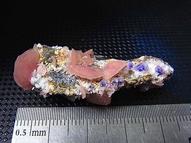 画像: 広西チワン族自治区産ロードクロサイト（カルサイト仮晶/パイライト・水晶・フローライト付き） 8.4g