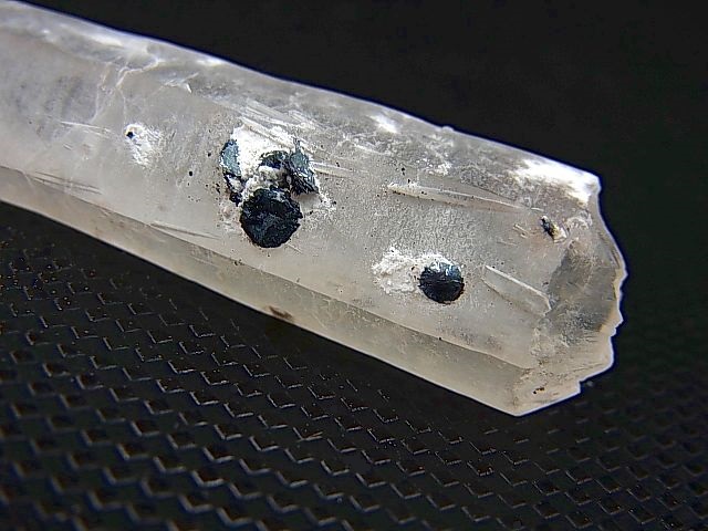 画像: 内モンゴル産アイアンローズ付きピンク水晶（レーザー型） 17.2g