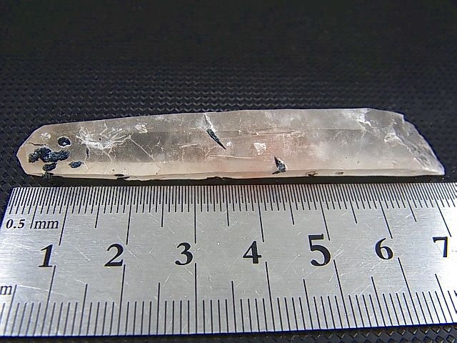 画像: 内モンゴル産アイアンローズ付きピンク水晶（レーザー型） 12.3g