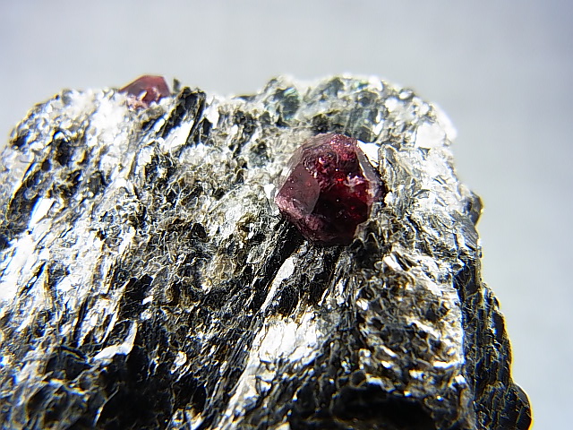 画像: スウェーデン・ダーラナ産ガーネット原石 80.2g