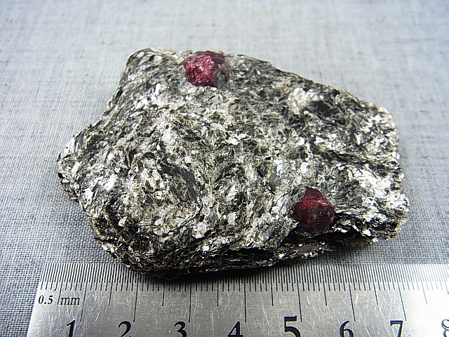 画像: スウェーデン・ダーラナ産ガーネット原石 80.2g