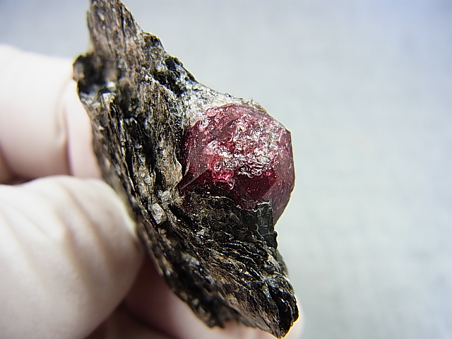 画像: スウェーデン・ダーラナ産ガーネット原石 17.1g