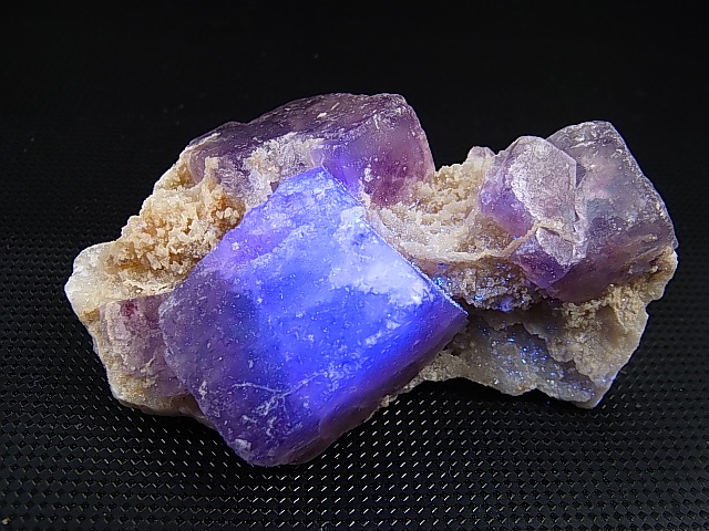 画像2: フランス・ピュイドドーム産フローライト原石（バイカラー） 144.2g