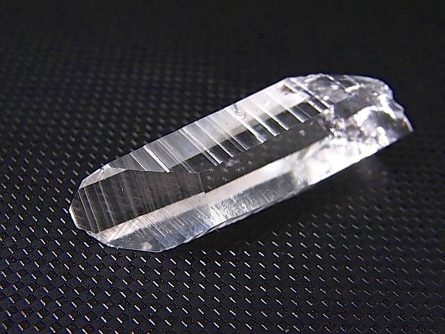 ガネーシュヒマール ラパ産 コロンビアレムリアンの様な条線のポイント1 ペーニャブランカ産コロンビアン・レムリアンシード水晶ポイント