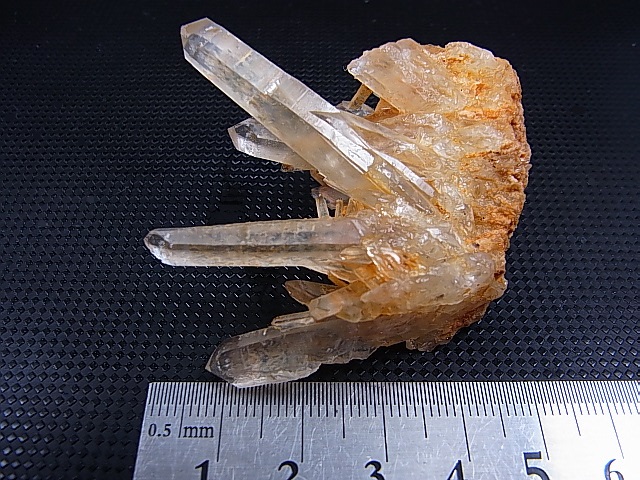 長野県御座山産水晶クラスター（リモナイト入り） 42.4g