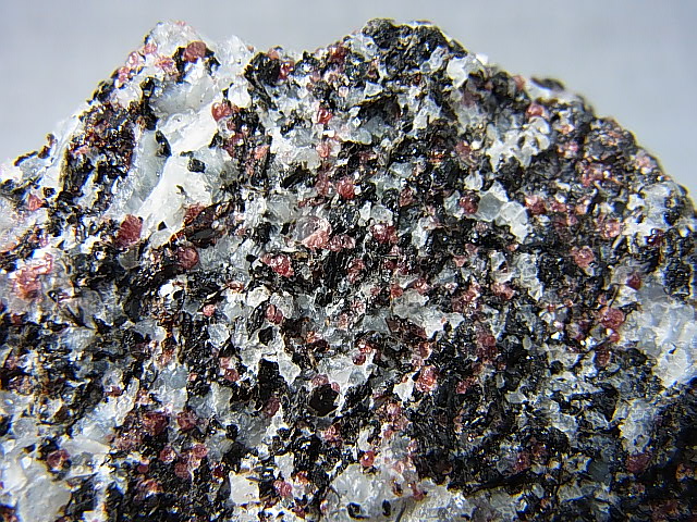 画像: ロシア・コラ半島産コランダム（ルビー）＆ジルコン原石 158.5g