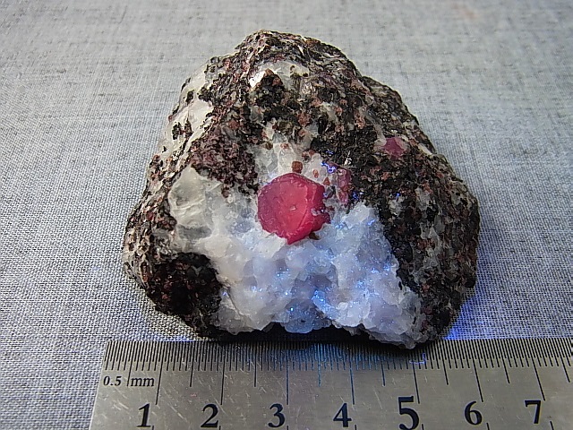 画像: ロシア・コラ半島産コランダム（ルビー）＆ジルコン原石 158.5g