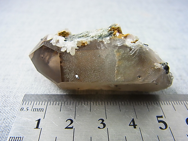 画像: ノルウェー産スモーキー水晶原石（アナテース・クローライト付き/レインボー入り） 36.6g