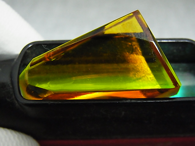 画像: 飯盛ラボストーン（IL-stone）「レアカラー：トパーズカラー」（蛍光性あり）ガラス原石 67.5カラット