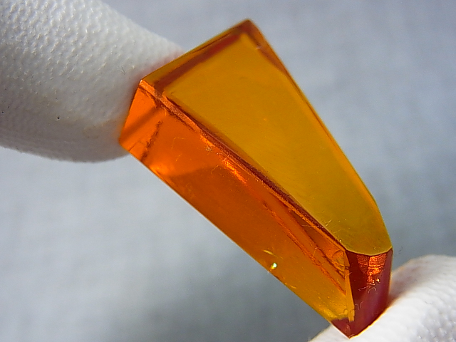 画像: 飯盛ラボストーン（IL-stone）「レアカラー：トパーズカラー」（蛍光性あり）ガラス原石 67.5カラット