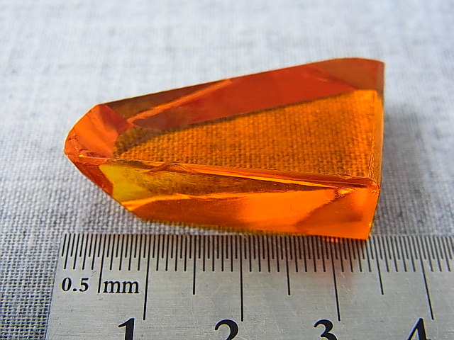 画像: 飯盛ラボストーン（IL-stone）「レアカラー：トパーズカラー」（蛍光性あり）ガラス原石 67.5カラット