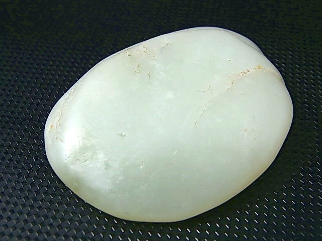 画像: 和田玉（ホータンぎょく）「無着色/グリーン（アクチノライト入り）」原石 56.0g