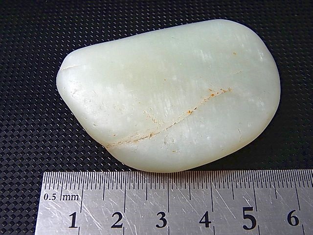 画像: 和田玉（ホータンぎょく）「無着色/グリーン（アクチノライト入り）」原石 56.0g