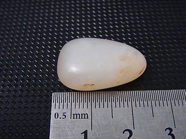 画像: 和田玉（ホータンぎょく）「無漂白/無着色・白玉」原石 5.4g