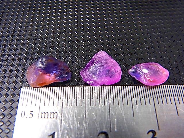画像: ベトナムLuc Yen産シルキーサファイア原石（バイカラー/自然研磨） 3点セット トータル 7.1カラット