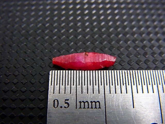 画像: ベトナムLuc Yen産シルキーサファイア原石（犬牙型） 1.1カラット