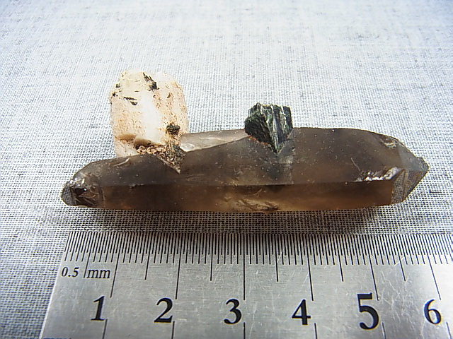 画像: マラウイ・ムランジェ産スモーキー水晶原石（ＤＴ/エジリン＆長石貫入り） 23.5g