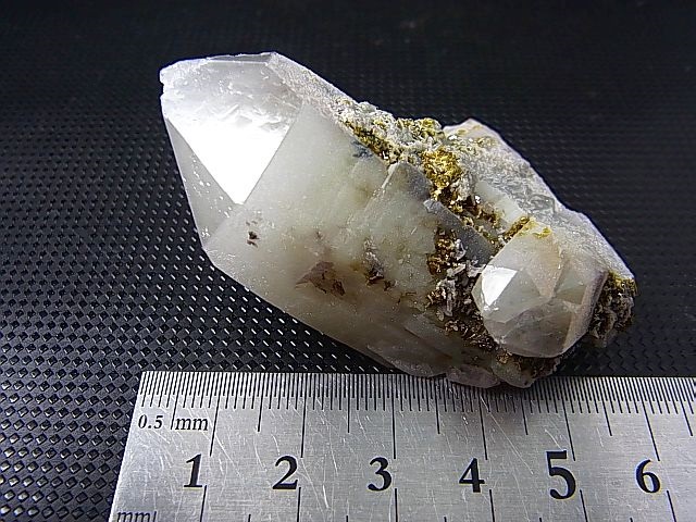 画像: 南アフリカ・メッシーナ鉱山産エピドート着きファントム水晶 55.9g