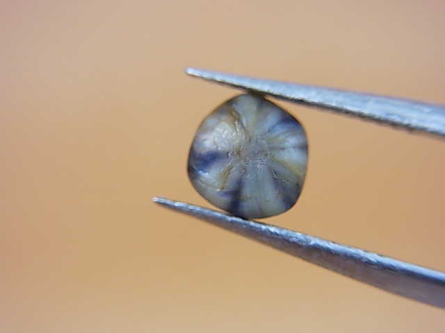 画像: ベトナムLuc Yen産サファイア原石（トラピチェ/自然研磨） 1.7カラット