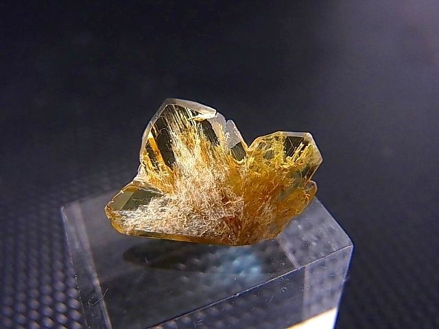 画像: マダガスカル産クリソベリル３連双晶(macle) 3.0カラット